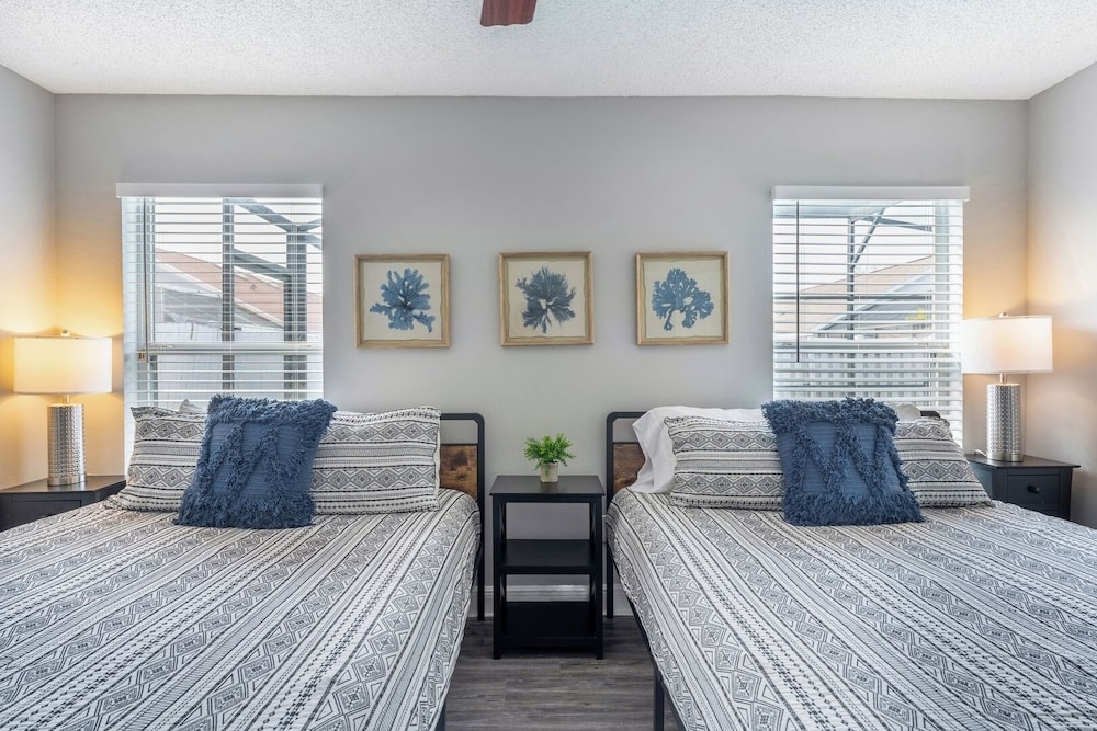 Heated Pool & Bathtub 4BR Near Disney