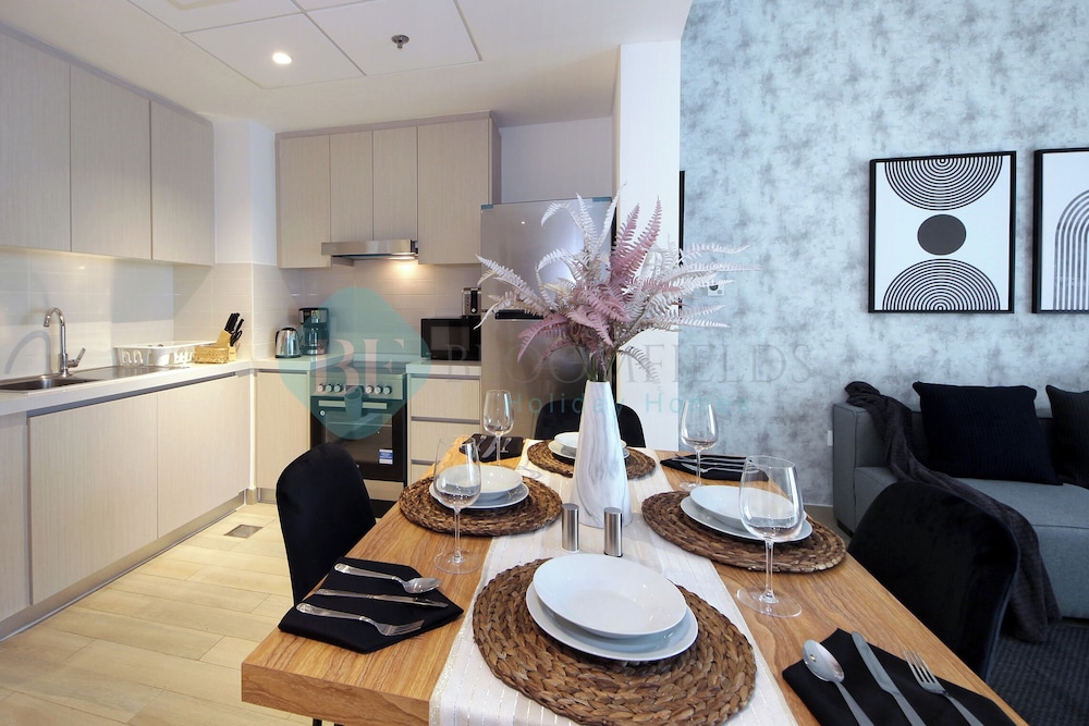 Bloomfields 1BR Canal View in Water Edge