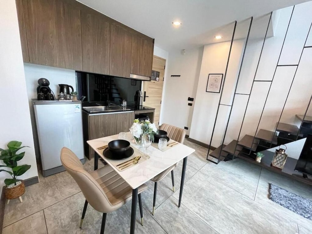 1BR Loft Pool Gym Walk to Naiharn C181