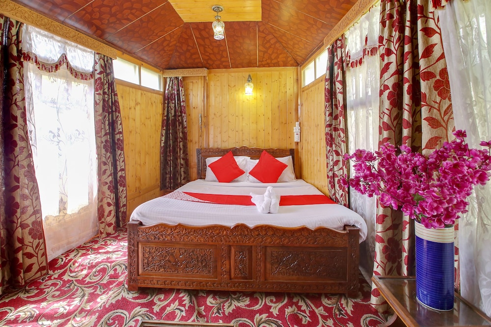 OYO 6410 Amina HouseBoat view 5