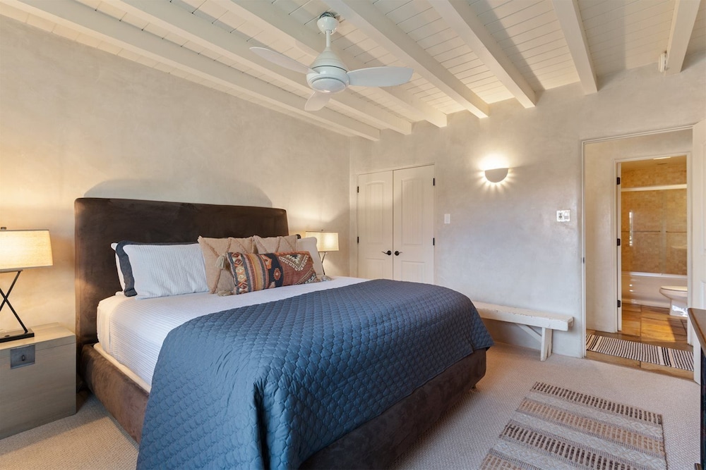 Reposado - Kiva Fireplace, Walk Everywhere, Adorable Patio view 4