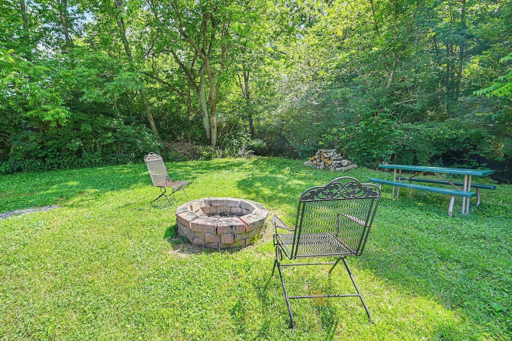 14 Mi to Kentucky Horse Park: Creekside Cabin