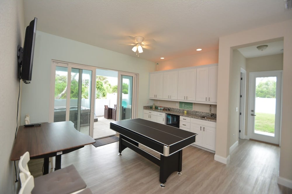 Beach Front 5 bed 4 Bath Luxury House Hot Tub Fenced Yard Pets Welcome