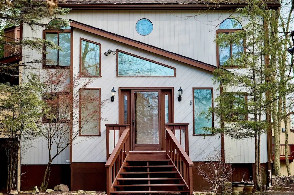 Luxury Family Escape Hottub/sauna/billiard/pool 4 Bedroom Home by RedAwning