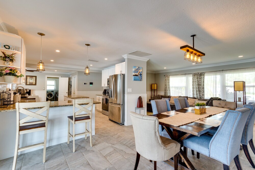 Tropical Florida Abode w/ Pool  Screened-in Patio - Property Image 8