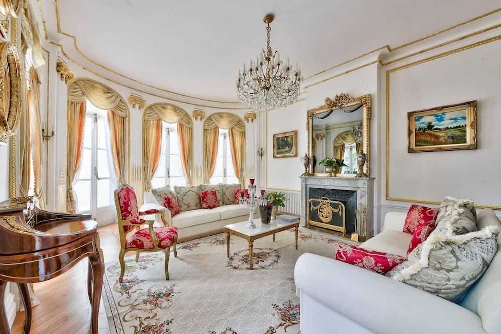 Noble Luxury Residence in the Heart of Paris