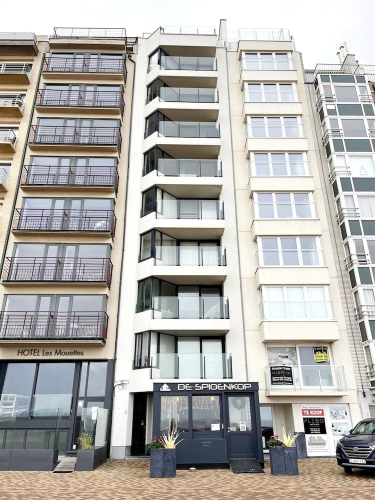 Apartment in Wenduine With Stunning Sea Views