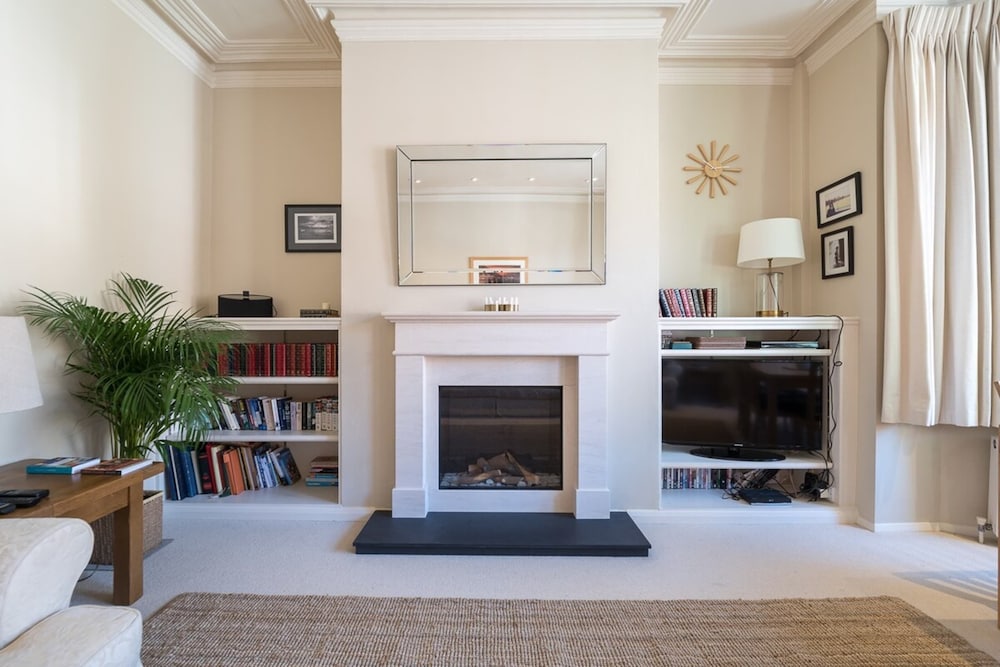 Homely 2 Bedroom Victorian Apartment in Hampstead