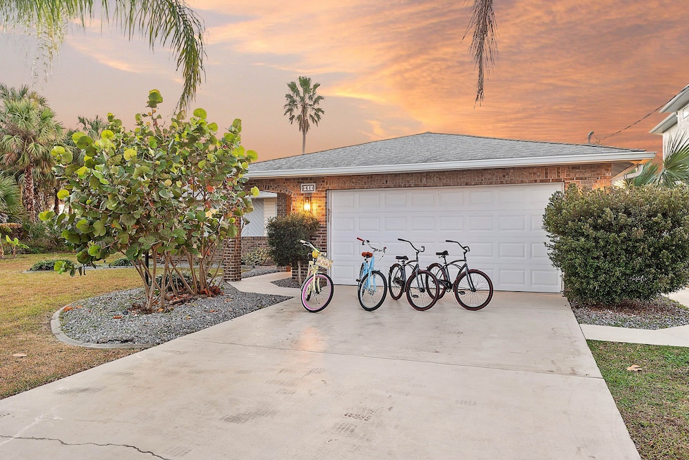 Canal Front Oasis With Pool in Palm Coast