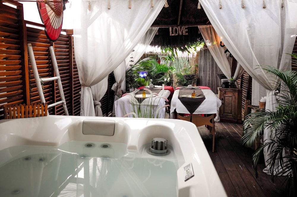 Aqua Zen Spa Lodge Tiki Hut view 5