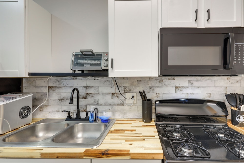 Pet-friendly ATL Hub - 9 Mi to Downtown