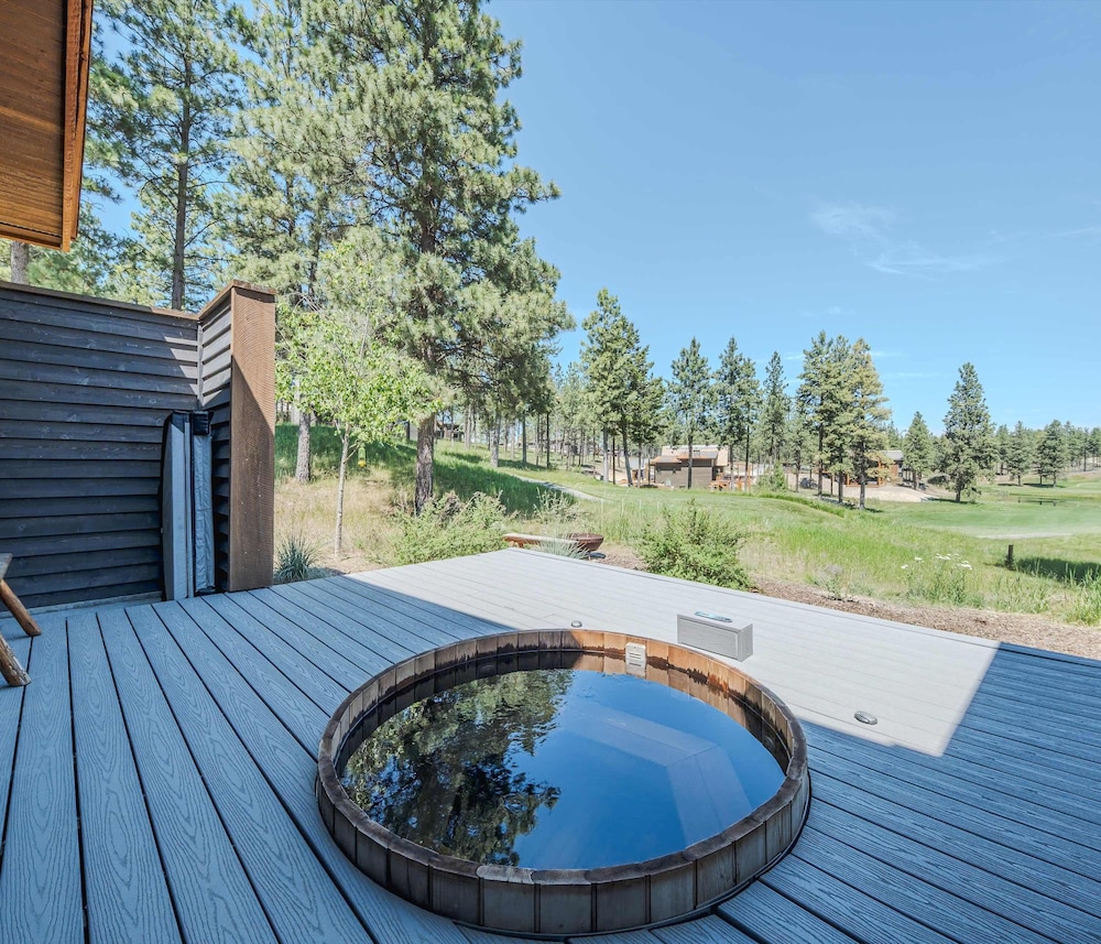 Cottage on the 10th Tee Beautiful Stay for 7 w/ Hot Tub & Fire Pit