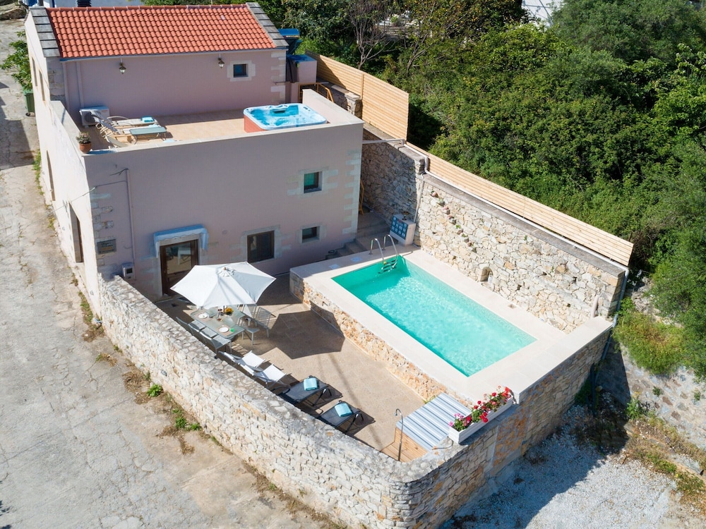 Cozy Holiday Home With Pool and Whirlpool in Maheri