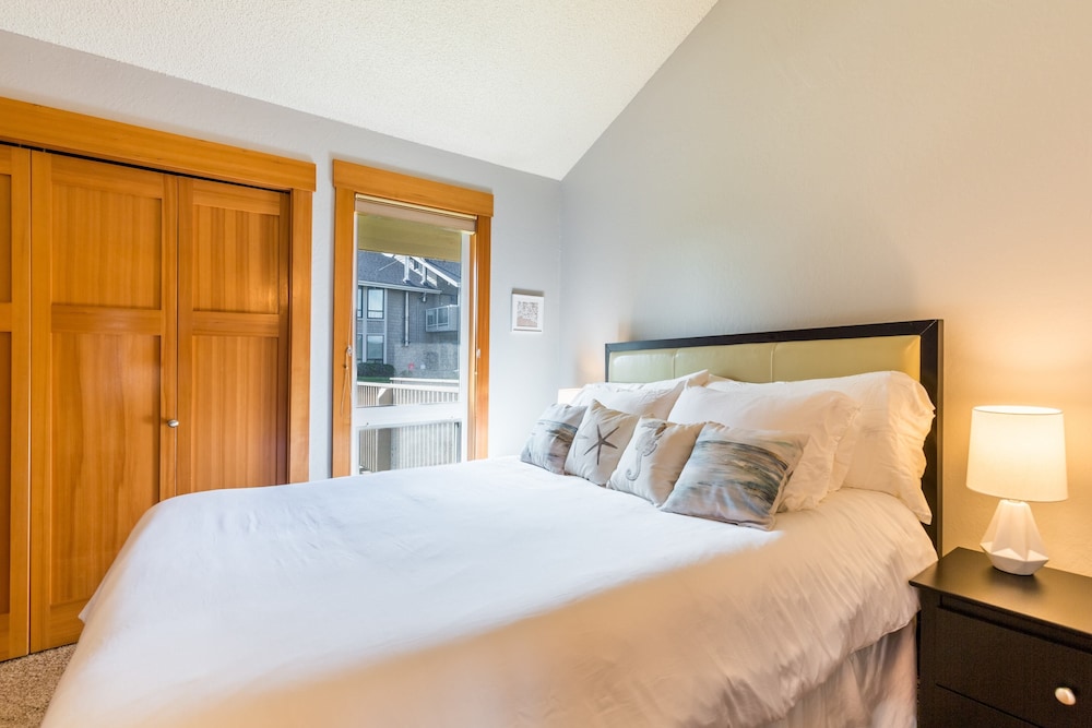 Coastal Chic Beach Condo by Avantstay Balcony view 4