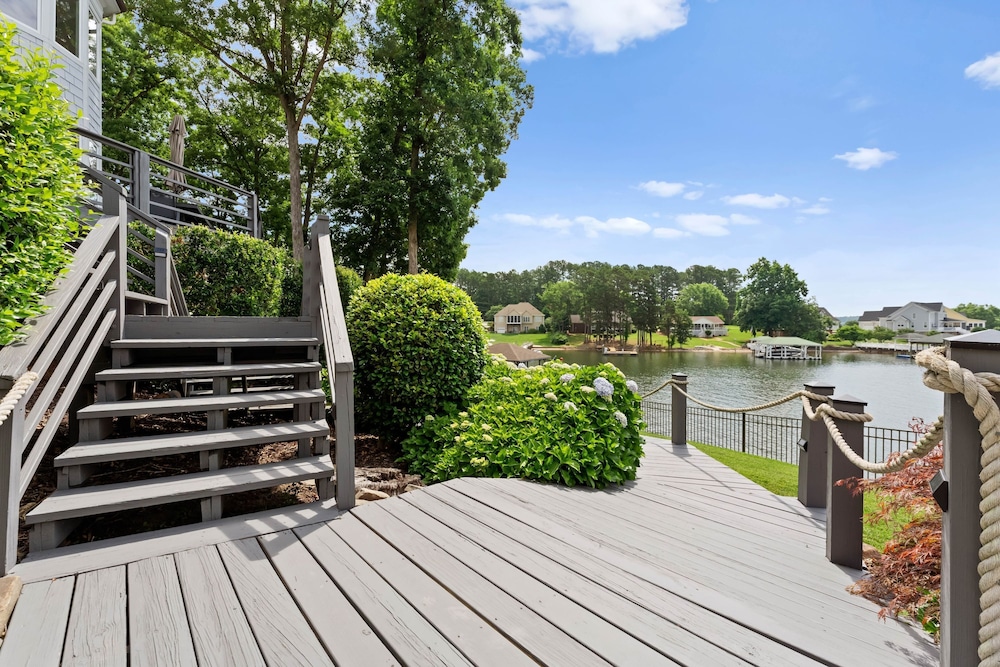 Paradise Pointe by Avantstay Lakefront Views Playset