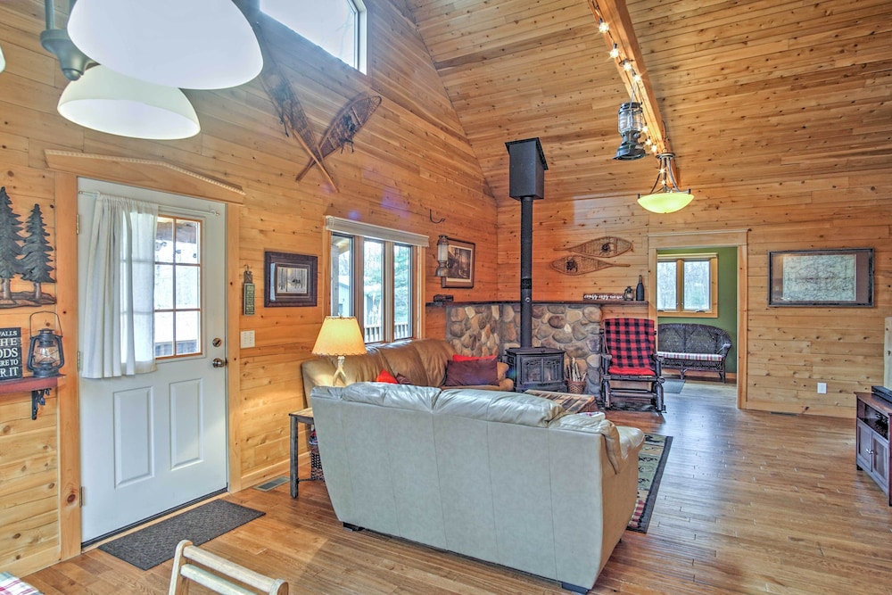 Remote Pentwater Cabin in the Woods: 5 Mi to Dtwn