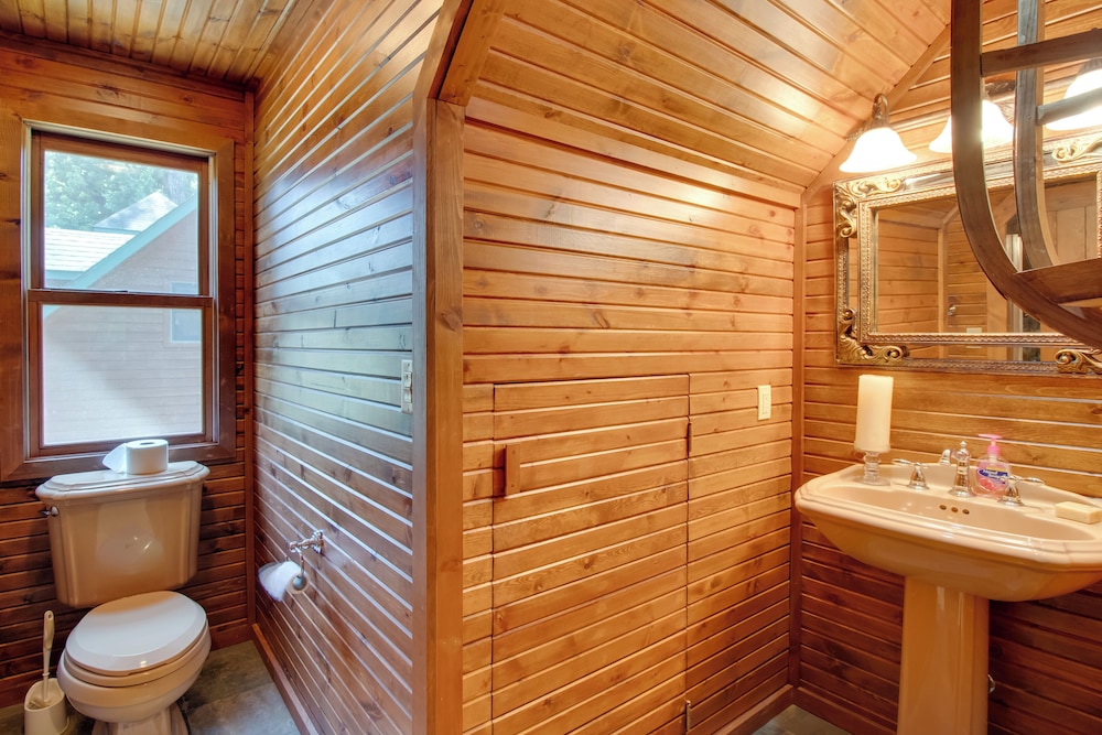 Dock Access: Romantic River Retreat in Gassville