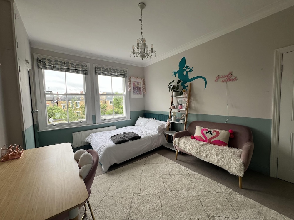 London Charm on Connaught Avenue view 2