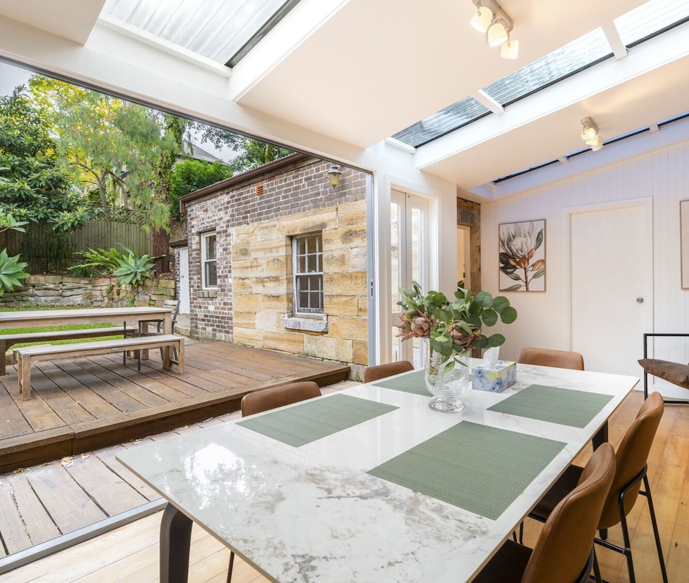 Kozyguru | Balmain | Charming 3 Room Cottage