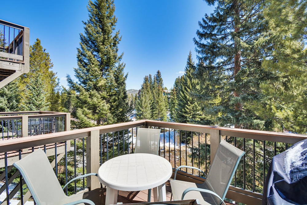 Walk to Town & Slopes: Riverfront Breckenridge Gem