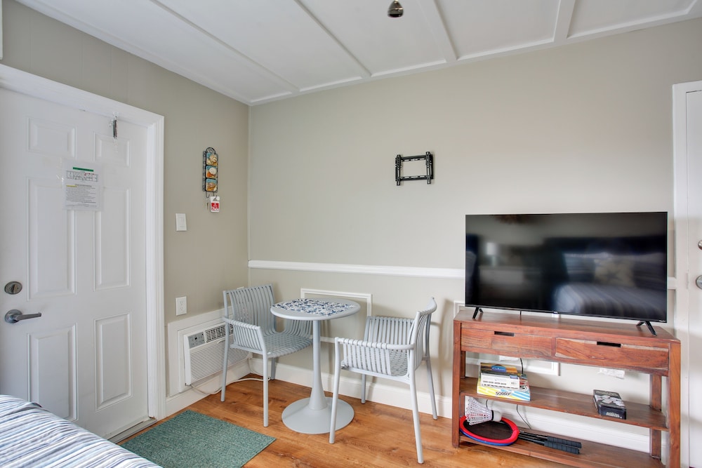 Walk to Shore: Wildwood Crest Studio w/ Pool View!