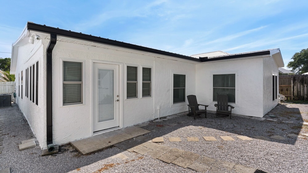Spacious Comforts ~ 4br/4ba ~ Perfect for Family - Private Home in Pcb! view 2
