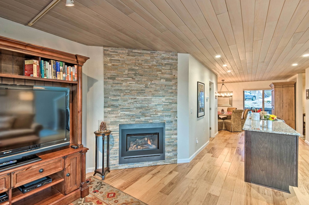 Tahoe Retreat w/ Deck - 2 Mi to Nevada Beach! - Property Image 8