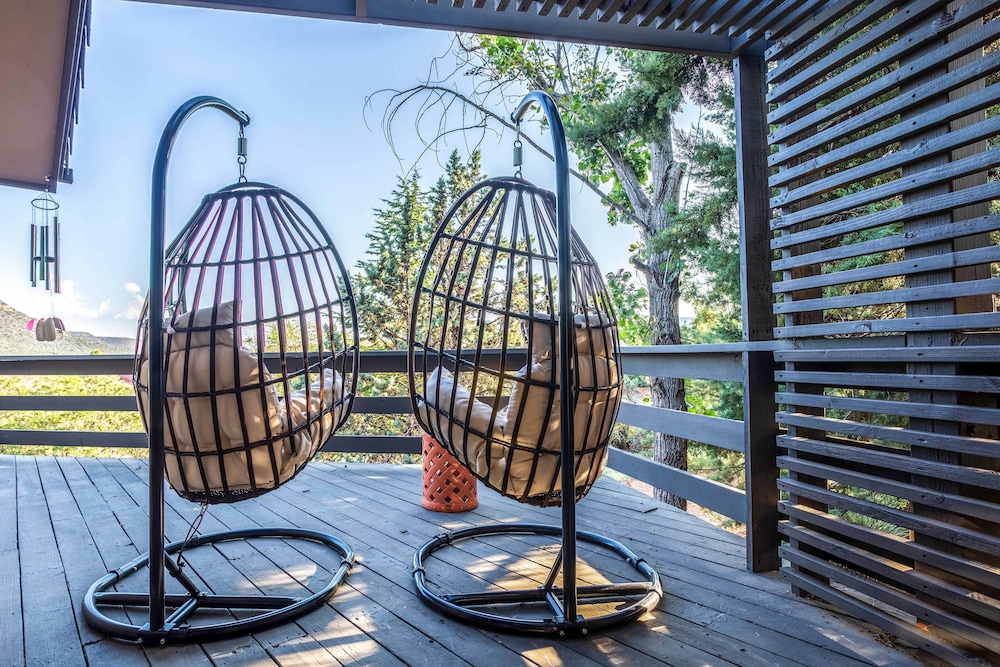 Outdoor Entertaining Space: Seonda Mtn-view Home view 4
