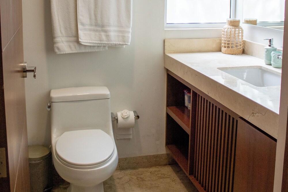 NHOA 111A 2BR Condo Pool access