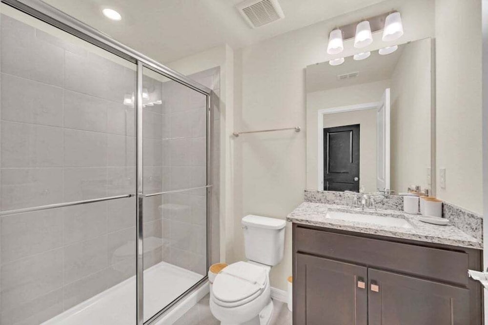 Luxury Home With Splash Pool 5 Bed Townhome! 5 Bedroom Townhouse