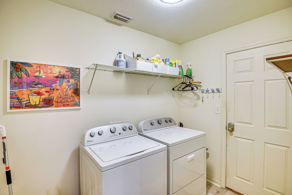10 Mi to Ocean: Home w/ Lanai in Ormond Beach!
