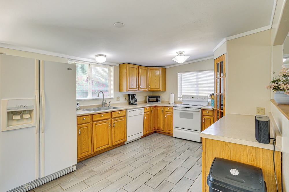 Pet-friendly Unit w/ Yard Near Sacramento River!
