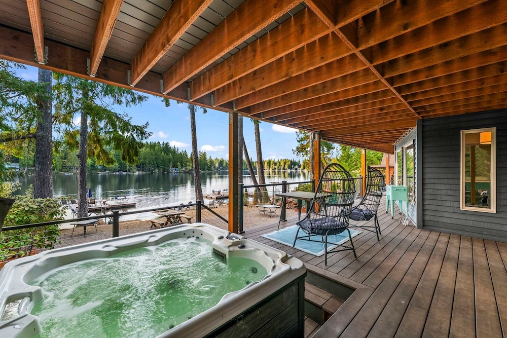 Lakefront Luxury Hot Tub Dock Retreat