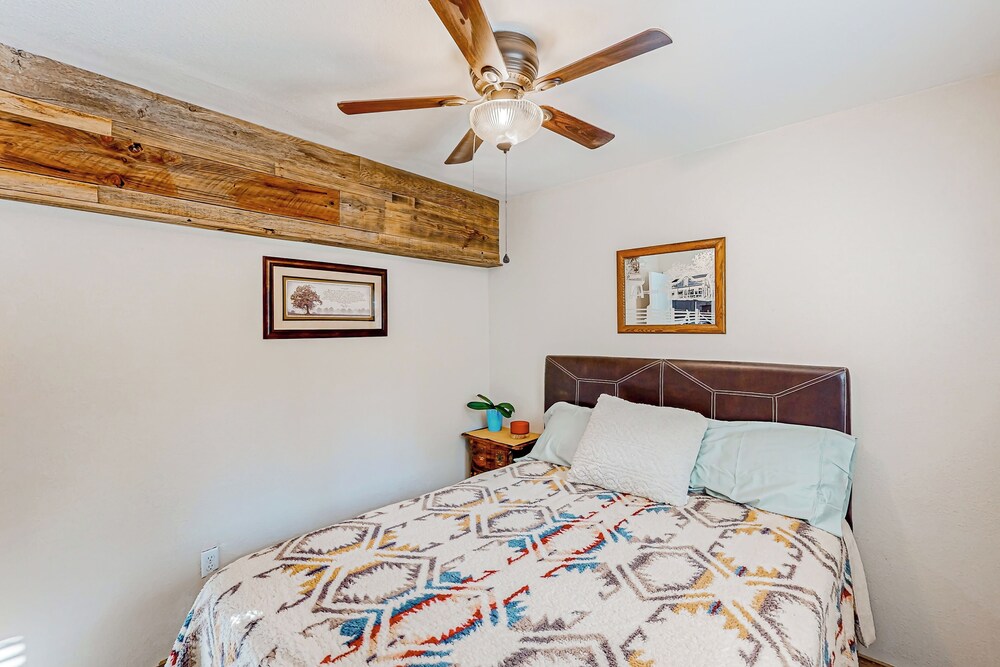 1BR Dog-friendly Lakefront Cabin w/ Canoes