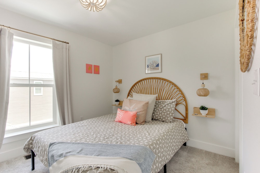 Walk to Beach: Cottage w/ Yard in Pass Christian!