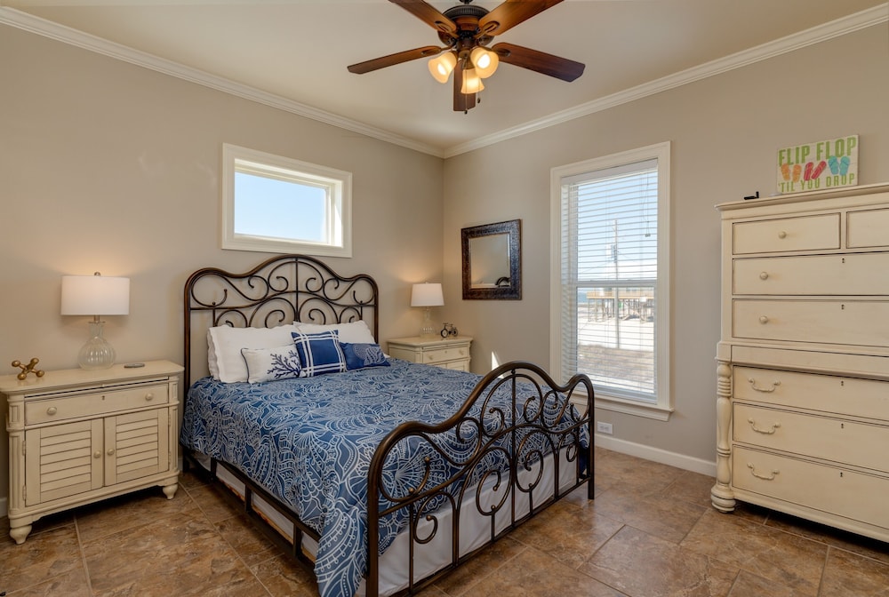 Sonny Side - Enjoy The Private And Personal Lot Space For More Family Beach Time. Unobstructed Views Of Water And Sky! 4 Bedroom Home by RedAwning