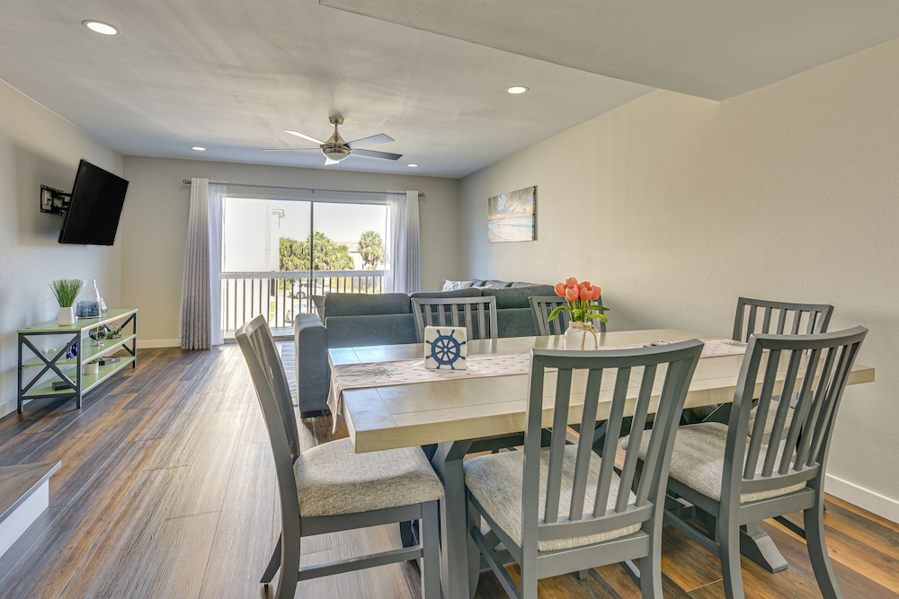 Walk to Okaloosa Island Beach: Coastal Condo!