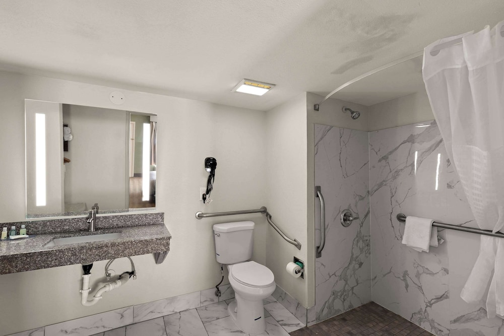Monroe Vacations - Quality Inn - Property Image 8