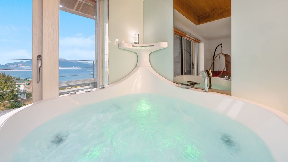 Geoje Ahat Spa Pension