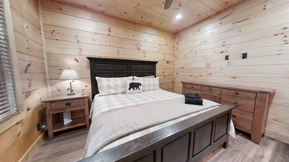 At Park's Edge 3 Bedroom Cabin by RedAwning view 2
