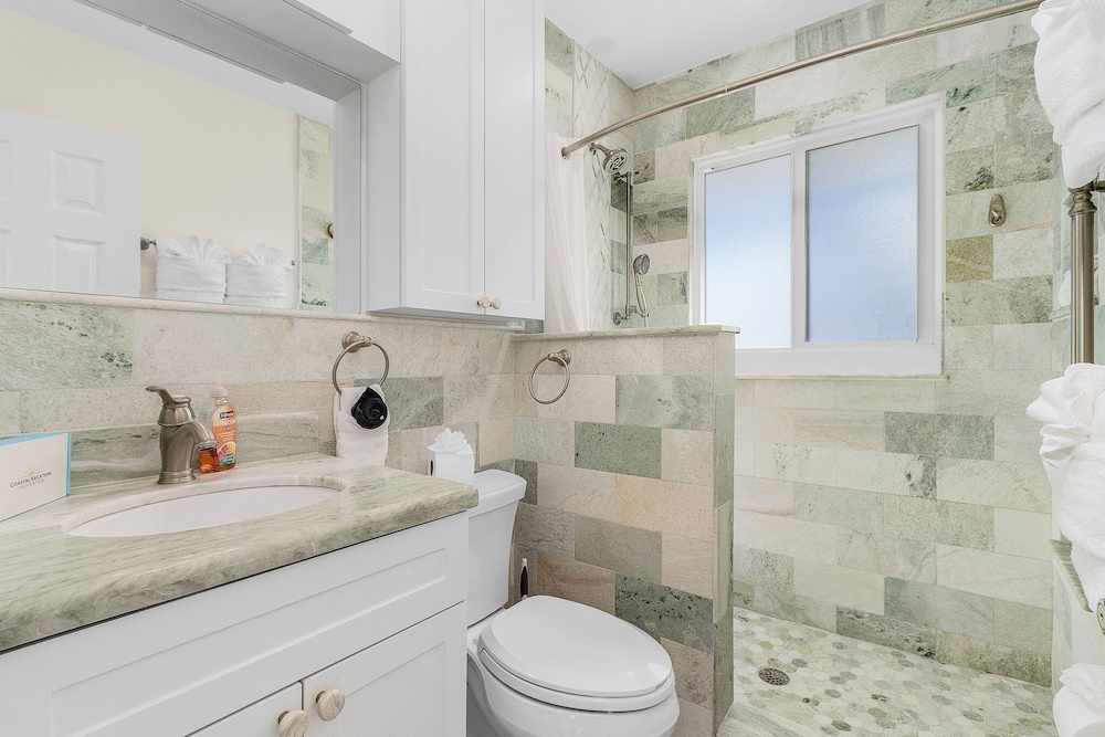 920 Bay Breeze Bungalow: Stunning Bay View Home W/ Heated Pool! 2 Bedroom Home