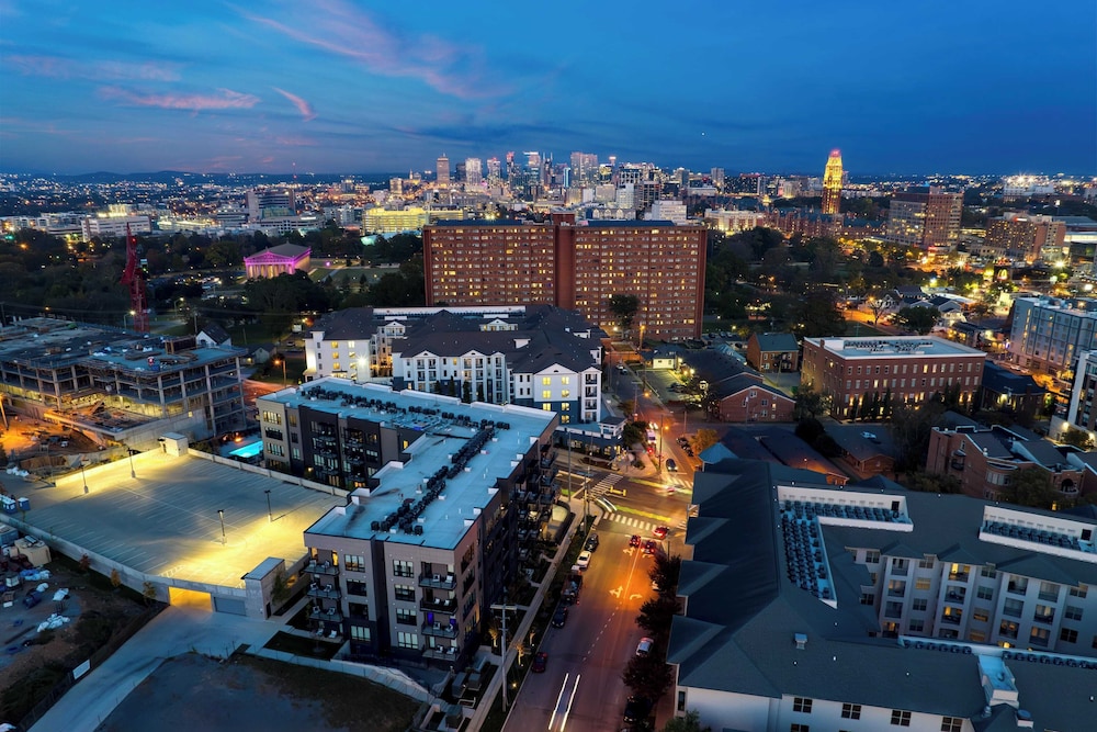 2 Modern Apartments in Heart of Midtown, Walkable Location Patio, Pool & Gym
