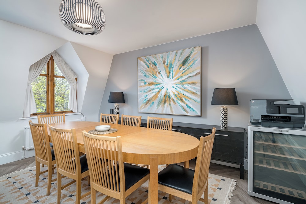 Chic 2BR Battersea Flat - Terrace & Pet-Friendly