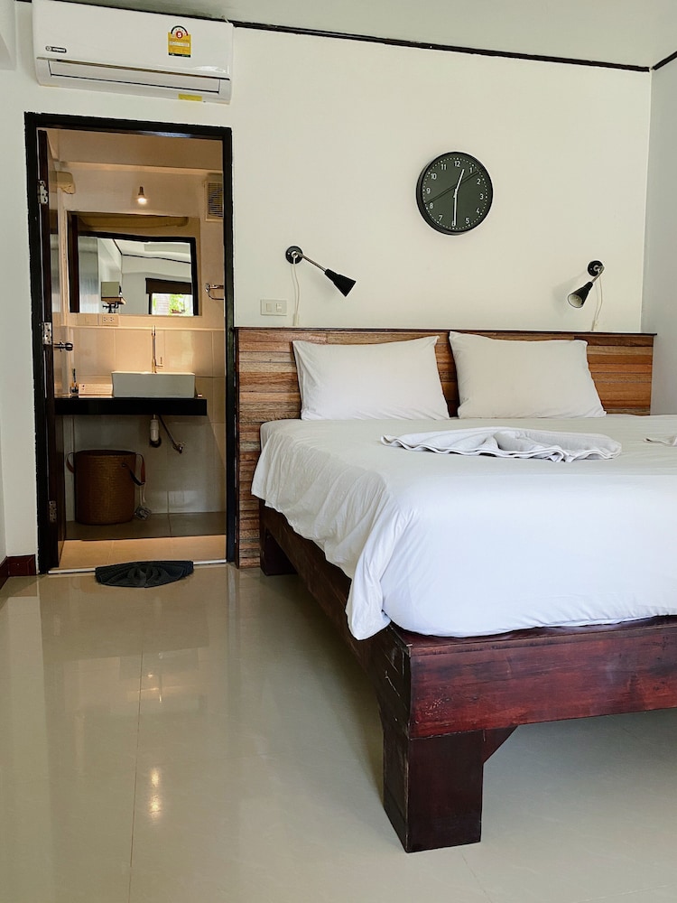 The Reef Hotel & Studios