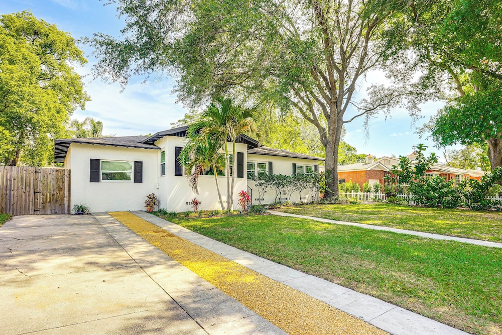 Walk to Parks & Golf: Artsy Bungalow in Lakeland!