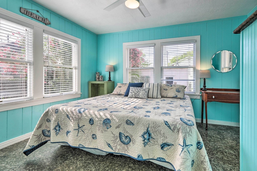 Historic Galveston Hideaway, Walk to the Beach!