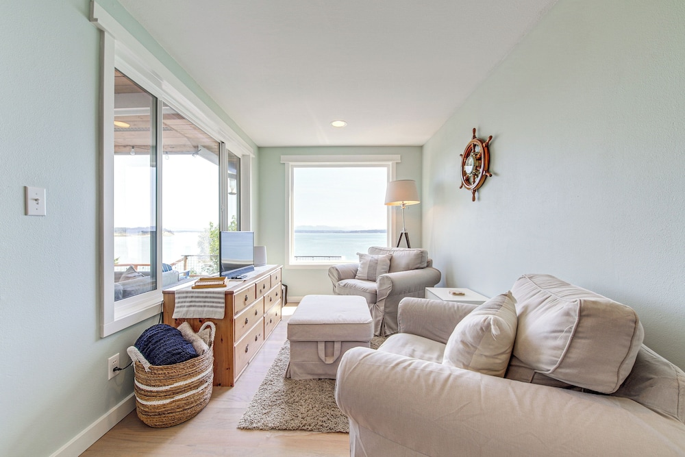 Mtn-view Camano Island Retreat Overlooking Beach