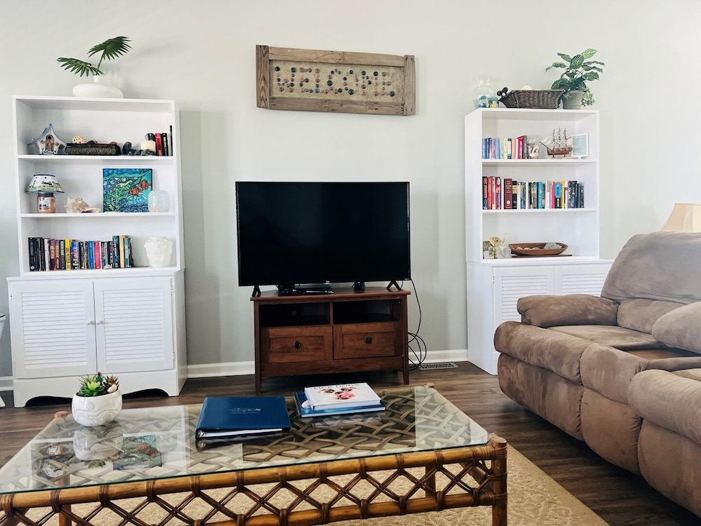 Just Breeze 'n 4 Bedroom Home by RedAwning