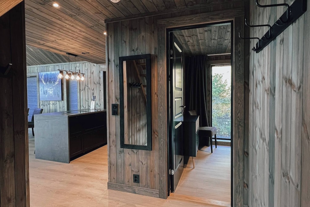 Modern Mountain Cabin - Outdoor Hot Tub - 8 Beds