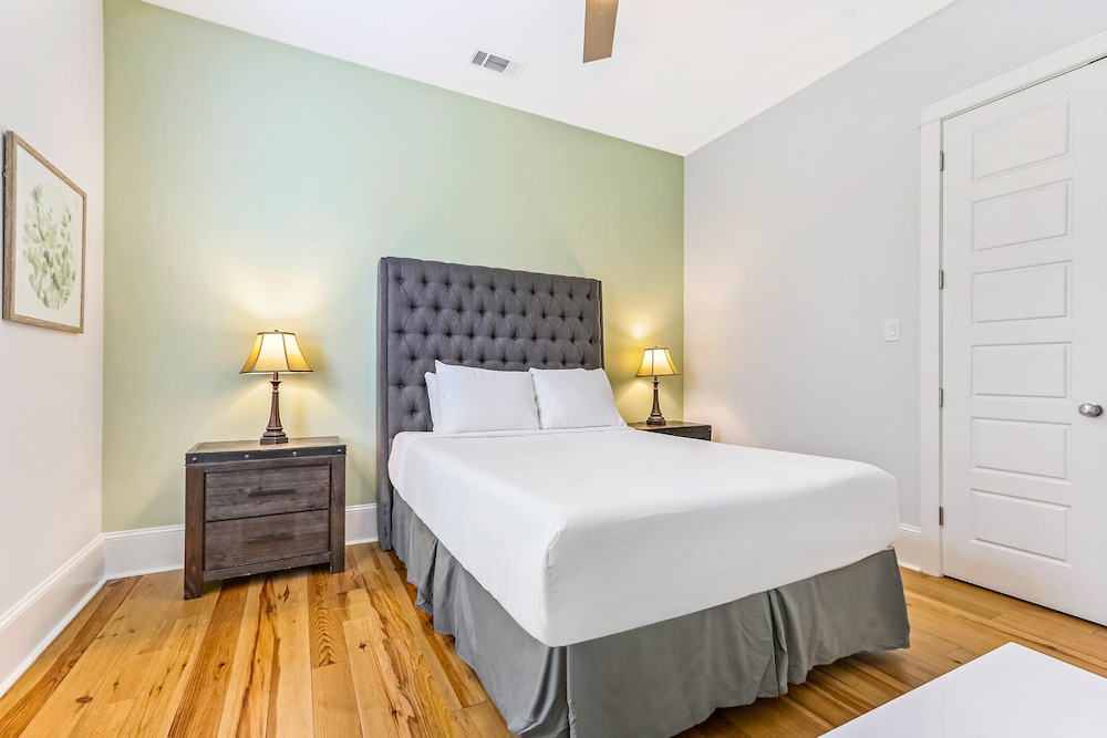 Chic 4 BR Condo - Large Pool - Perfect Location - Image 4